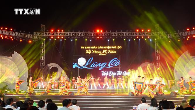 Tiết mục nghệ thuật đặc sắc tại chương trình. Ảnh: Mai Trang - TTXVN vna_potal_chuong_trinh_nghe_thuat_ky_niem_lang_co_-_vinh_dep_the_gioi_-_15_nam_xay_dung_va_phat_trien_7371510.jpeg