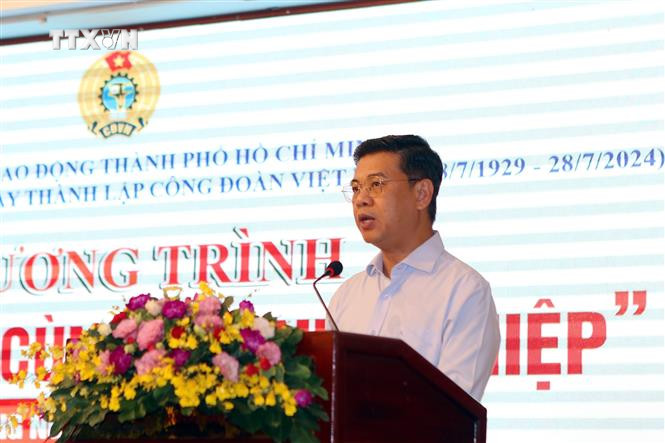 Ông Nguyễn Văn Dũng, Phó Chủ tịch Uỷ ban nhân dân Thành phố Hồ Chí Minh phát biểu tại chương trình. Ảnh: Thanh Vũ - TTXVN vna_potal_lien_doan_lao_dong_tp_ho_chi_minh_dong_hanh_cung_doanh_nghiep_7370040.jpg