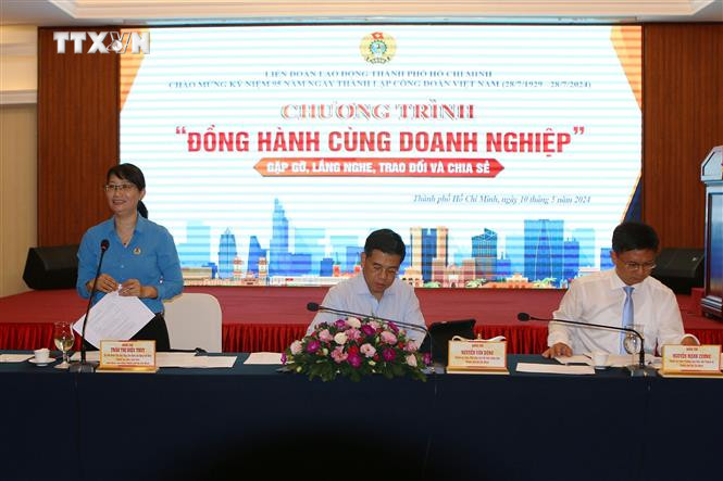 Bà Trần Thị Diệu Thúy, Chủ tịch Liên đoàn Lao động Thành phố Hồ Chí Minh phát biểu tại chương trình. Ảnh: Thanh Vũ - TTXVN vna_potal_lien_doan_lao_dong_tp_ho_chi_minh_dong_hanh_cung_doanh_nghiep_7370036.jpg
