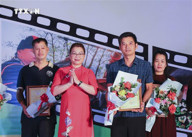 Ban tổ chức trao giải Nhì thể loại ảnh bộ cho tác giả Nguyễn Trung Kiên, Cơ quan thường trú TTXVN tại Điện Biên. Ảnh: Xuân Tư - TTXVN vna_potal_trao_giai_cuoc_thi_anh_quang_ba_van_hoa_dan_toc_thieu_so_tinh_dien_bien_7695963.jpg