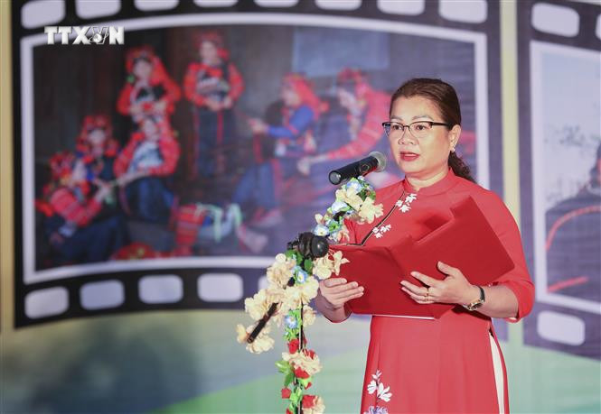Bà Nguyễn Thị Thanh Chuyên, Phó Giám đốc Sở Văn hóa, Thể thao và Du lịch, Trưởng Ban Giám khảo Cuộc thi phát biểu. Ảnh: Xuân Tư - TTXVN vna_potal_trao_giai_cuoc_thi_anh_quang_ba_van_hoa_dan_toc_thieu_so_tinh_dien_bien_7695964.jpg