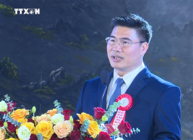 Ông Đỗ Quốc Hương, Chủ tịch UBND huyện Đồng Văn phát biểu tại lễ khai mạc. Ảnh: Đức Thọ - TTXVN vna_potal_ha_giang_khai_mac_le_hoi_hoa_tam_giac_mach_lan_thu_10_7695956.jpg