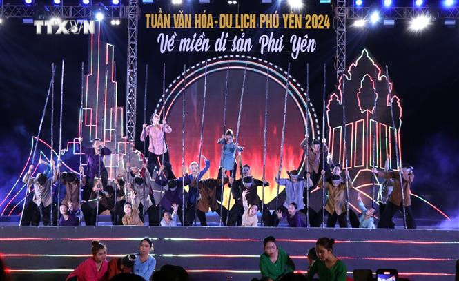 Tiết mục văn nghệ tại lễ khai mạc Tuần Văn hóa - Du lịch 2024. Ảnh: Tường Quân – TTXVN vna_potal_phu_yen_khai_mac_tuan_van_hoa_-_du_lich_nam_2024_7298678.jpg