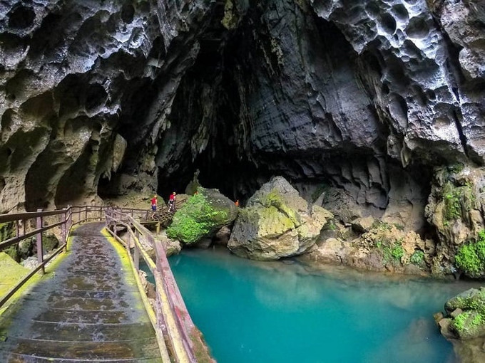 Hang Tối còn rất hoang sơ, bên trong là nhũ thạch với hình hài đa dạng (Ảnh: Sưu tầm) 1.jpg