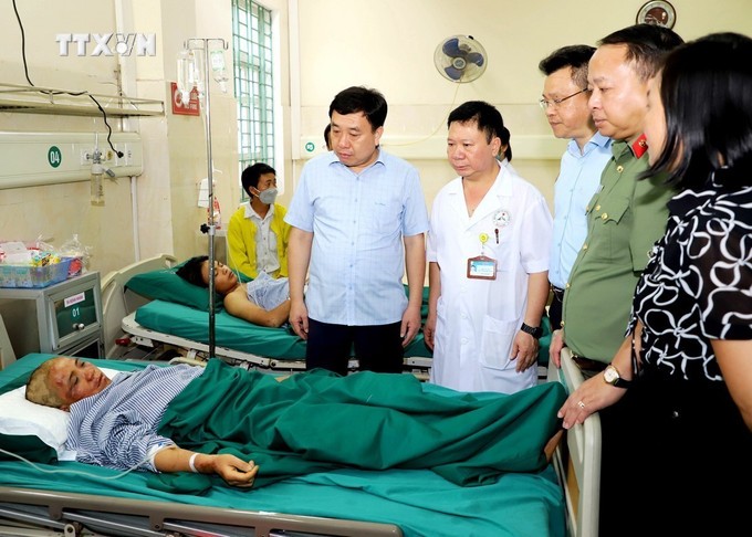 Lãnh đạo tỉnh Hà Giang và Ủy ban An toàn giao thông Quốc gia thăm hỏi, động viên, hỗ trợ nạn nhân bị thương đang cấp cứu, điều trị tại Bệnh viện Đa khoa tỉnh Hà Giang. Ảnh: TTXVN vna_potal_vu_sat_lo_dat_nghiem_trong_tai_ha_giang_tham_hoi_ho_tro_cac_gia_dinh_nan_nhan_co_nguoi_chet_va_bi_thuong_7481073.jpg
