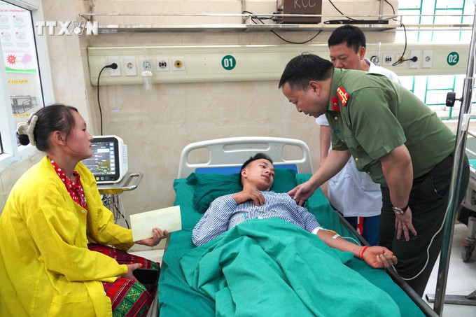 Đại tá Phan Huy Ngọc, Giám đốc Công an tỉnh Hà Giang thăm hỏi, động viên, hỗ trợ nạn nhân bị thương đang cấp cứu, điều trị tại Bệnh viện Đa khoa tỉnh Hà Giang. Ảnh: TTXVN vna_potal_vu_sat_lo_dat_nghiem_trong_tai_ha_giang_tham_hoi_ho_tro_cac_gia_dinh_nan_nhan_co_nguoi_chet_va_bi_thuong_7481074.jpg