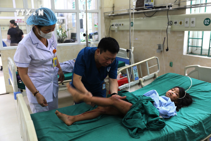 Nạn nhân bị thương đang được điều trị tại Bệnh viện Đa khoa tỉnh Hà Giang. Ảnh: Minh Tâm-TTXVN vna_potal_vu_sat_lo_dat_nghiem_trong_tai_ha_giang_tap_trung_cao_do_cuu_chua_cho_4_nan_nhan_bi_thuong__7480538.jpg