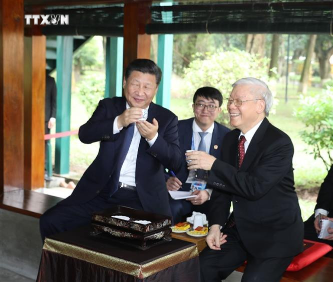 Tổng Bí thư Nguyễn Phú Trọng thân mật mời Tổng Bí thư, Chủ tịch Trung Quốc Tập Cận Bình thưởng trà tại Nhà sàn trong Khu di tích Chủ tịch Hồ Chí Minh (Hà Nội, 13/11/2017). Ảnh: Trí Dũng – TTXVN vna_potal_dau_an_cua_tong_bi_thu_nguyen_phu_trong_trong_duong_loi_doi_ngoai_ngoai_giao_cua_viet_nam_7492036.jpg