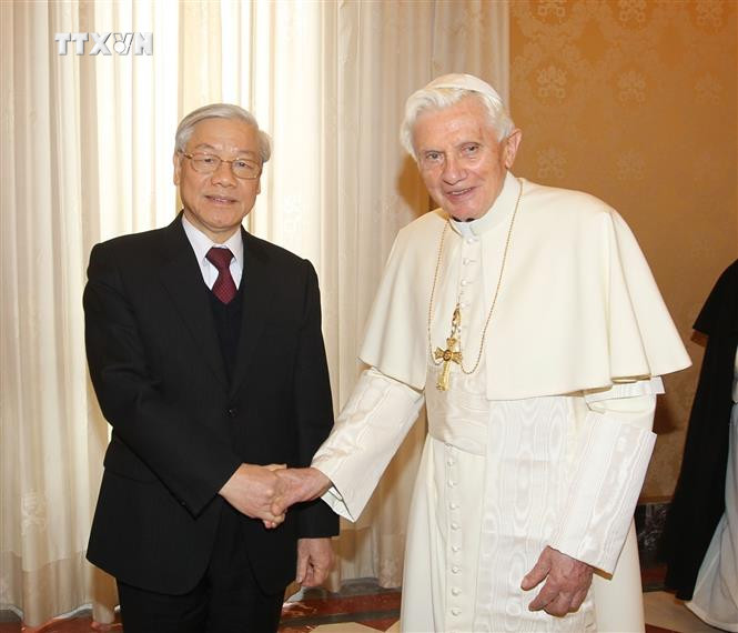 Giáo hoàng Benedict XVI đón Tổng Bí thư Nguyễn Phú Trọng thăm Tòa thánh Vatican, ngày 22/1/2013. Ảnh: Trí Dũng – TTXVN vna_potal_tong_bi_thu_nguyen_phu_trong_gop_phan_khang_dinh_vi_the_uy_tin_va_hinh_anh_viet_nam_voi_nghe_thuat_“ngoai_giao_cay_tre”_7492032.jpg