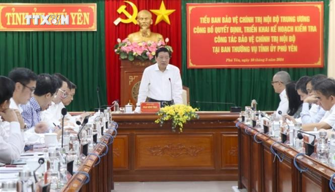 Quang cảnh buổi làm việc. Ảnh: Xuân Triệu - TTXVN vna_potal_truong_ban_noi_chinh_trung_uong_lam_viec_voi_ban_thuong_vu_tinh_uy_phu_yen_7263872.jpg