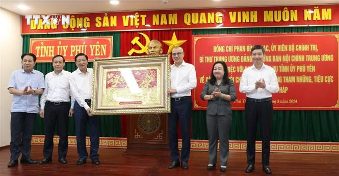 Ủy viên Bộ Chính trị, Bí Thư Trung ương Đảng, Trưởng Ban Nội chính Trung ương Phan Đình Trạc tặng quà lưu niệm cho Thường trực Tỉnh ủy Phú Yên. Ảnh: Xuân Triệu - TTXVN vna_potal_truong_ban_noi_chinh_trung_uong_phan_dinh_trac__lam_viec_tai_tinh_phu_yen_7263873.jpg
