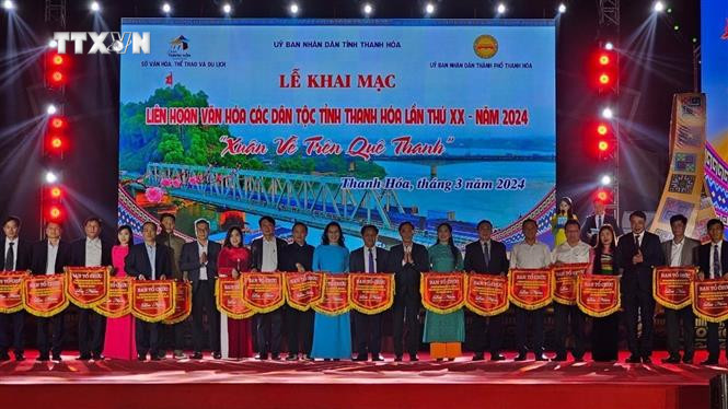 Các đoàn tham gia Liên hoan nhận cờ lưu niệm. Ảnh: Hoa Mai - TTXVN vna_potal_lien_hoan_van_hoa_cac_dan_toc_tinh_thanh_hoa_lan_thu_xx_7262424.jpg