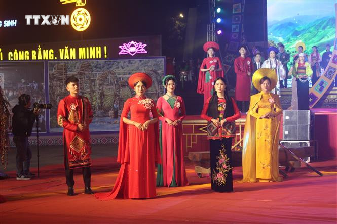 Trình diễn trang phục truyền thống các dân tộc tỉnh Thanh Hóa năm 2024. Ảnh: Hoa Mai - TTXVN vna_potal_lien_hoan_van_hoa_cac_dan_toc_tinh_thanh_hoa_lan_thu_xx_7262422.jpg