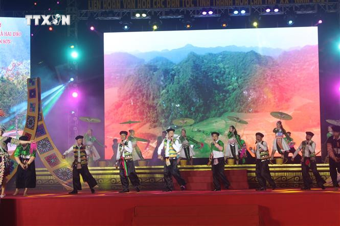 Tiết mục "Trai rừng xuống phố" của đoàn nghệ thuật quần chúng huyện miền núi Quan Sơn. Ảnh: Hoa Mai - TTXVN vna_potal_lien_hoan_van_hoa_cac_dan_toc_tinh_thanh_hoa_lan_thu_xx_7262423.jpg