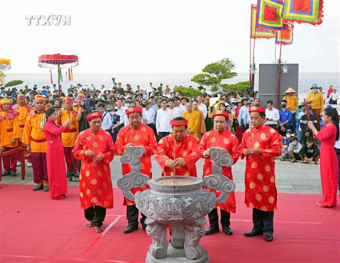 Nghi thức Chủ lễ tiến hành dâng hương Đức Quốc Tổ. Ảnh: Huỳnh Anh - TTXVN vna_potal_nguoi_dan_dat_mui_ca_mau_thanh_kinh_tri_an_quoc_to_7321973.jpg
