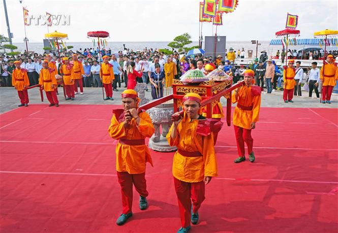 Nghi thức cung tiến lễ vật dâng lên Quốc Tổ. Ảnh: Huỳnh Anh - TTXVN vna_potal_nguoi_dan_dat_mui_ca_mau_thanh_kinh_tri_an_quoc_to_7321975.jpg