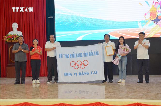 Ban Tổ chức hội thao trao cờ cho Huyện ủy Ea H'leo - đơn vị đăng cai Hội thao công chức, viên chức khối Đảng tỉnh Đắk Lắk lần thứ 22 năm 2024. Ảnh: TTXVN phát vna_potal_hoi_thao_cong_chuc_vien_chuc_khoi_dang_tinh_dak_lak_lan_thu_22_nam_2024_7395540.jpg