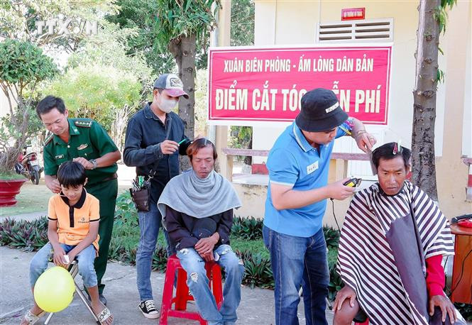Bộ đội Biên phòng tỉnh Sóc Trăng hớt tóc miễn phí cho người nghèo khu vực biên giới biển. Ảnh: TTXVN phát vna_potal_____cham_lo_tet_cho_nguoi_ngheo_khu_vuc_bien_gioi_bien_soc_trang_7201998.jpg