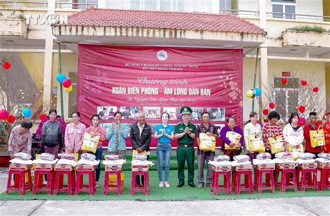 Bộ đội Biên phòng tỉnh Sóc Trăng trao quà cho hộ nghèo khu vực biên giới biển. Ảnh: TTXVN phát vna_potal_____cham_lo_tet_cho_nguoi_ngheo_khu_vuc_bien_gioi_bien_soc_trang_7202000.jpg