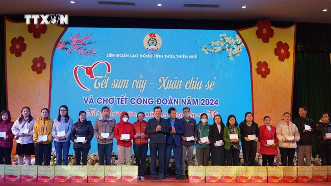Trao quà Tết cho người lao động tỉnh Thừa Thiên – Huế có hoàn cảnh khó khăn. Ảnh: Mai Trang-TTXVN vna_potal_“tet_sum_vay_-_xuan_chia_se”_cho_nguoi_lao_dong_tinh_thua_thien_–_hue_7202140.jpg