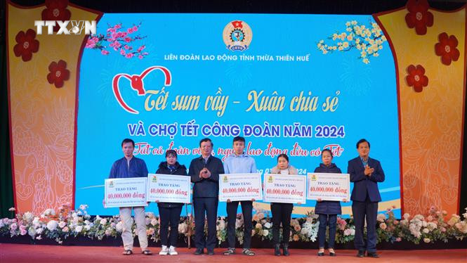 Trao hỗ trợ kinh phí xây dựng "Mái ấm công đoàn" cho đoàn viên, người lao động khó khăn tỉnh Thừa Thiên – Huế. Ảnh: Mai Trang-TTXVN vna_potal_“tet_sum_vay_-_xuan_chia_se”_cho_nguoi_lao_dong_tinh_thua_thien_–_hue_124554603_7202135.jpg