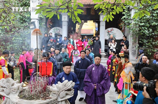 Đoàn rước lễ về đình Kim Ngân (42-44 Hàng Bạc, Hoàn Kiếm, Hà Nội). Ảnh: Thanh Tùng - TTXVN vna_potal_ha_noi_tung_bung_khai_mac_“tet_viet_–_tet_pho”_2024_7202239.jpg