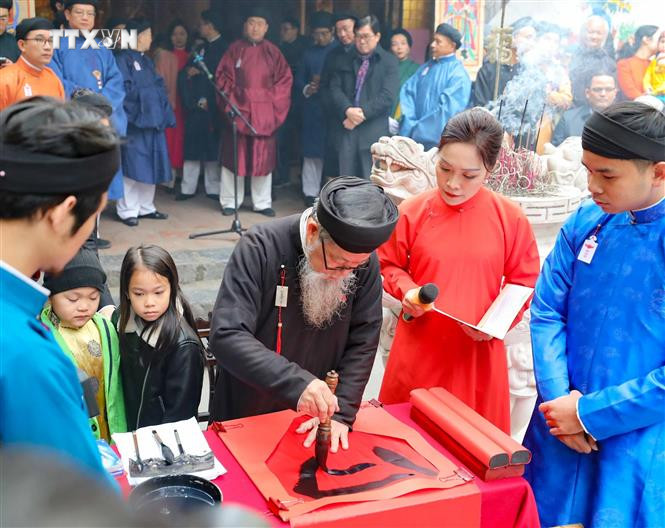 Chuỗi hoạt động văn hóa “Tết Việt – Tết Phố 2024” giới thiệu với nhân dân, du khách về không gian, nếp sinh hoạt đón Tết truyền thống của người Hà Nội với nhiều hoạt động trải nghiệm các nét văn hoá dân gian. Ảnh: Thanh Tùng - TTXVN vna_potal_ha_noi_tung_bung_khai_mac_“tet_viet_–_tet_pho”_2024_7202240.jpg