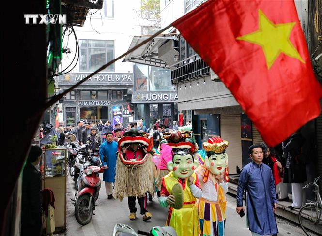 Đoàn rước lễ đi qua một con phố trong khu phố cổ Hà Nội. Ảnh: Thanh Tùng - TTXVN vna_potal_ha_noi_tung_bung_khai_mac_“tet_viet_–_tet_pho”_2024_7202230.jpg