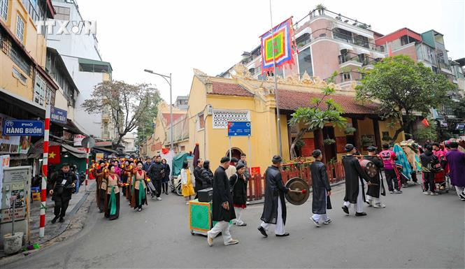 Đoàn rước lễ qua đền Bạch Mã. Ảnh: Thanh Tùng - TTXVN vna_potal_ha_noi_tung_bung_khai_mac_“tet_viet_–_tet_pho”_2024_7202231.jpg