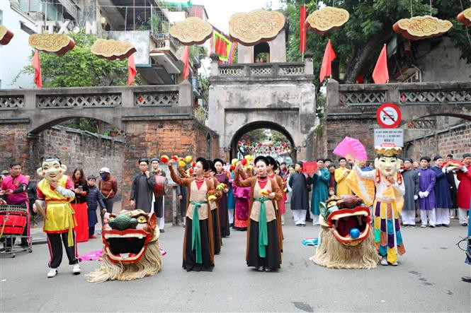 Đoàn rước lễ qua Ô Quan Chưởng. Ảnh: Thanh Tùng - TTXVN vna_potal_ha_noi_tung_bung_khai_mac_“tet_viet_–_tet_pho”_2024_7202234.jpg