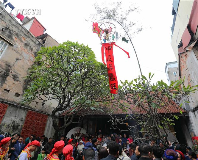 Nghi lễ dựng cây nêu ngày Tết trong chương trình "Tết Việt – Tết Phố” 2024. Ảnh: Thanh Tùng - TTXVN vna_potal_ha_noi_tung_bung_khai_mac_“tet_viet_–_tet_pho”_2024_7202228.jpg