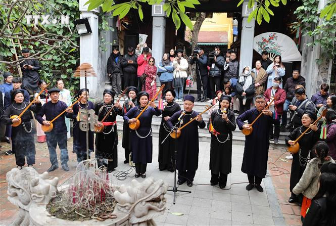Biểu diễn đàn Tính, hát Then tại đình Kim Ngân. Ảnh: Thanh Tùng - TTXVN vna_potal_ha_noi_tung_bung_khai_mac_“tet_viet_–_tet_pho”_2024_7202246.jpg