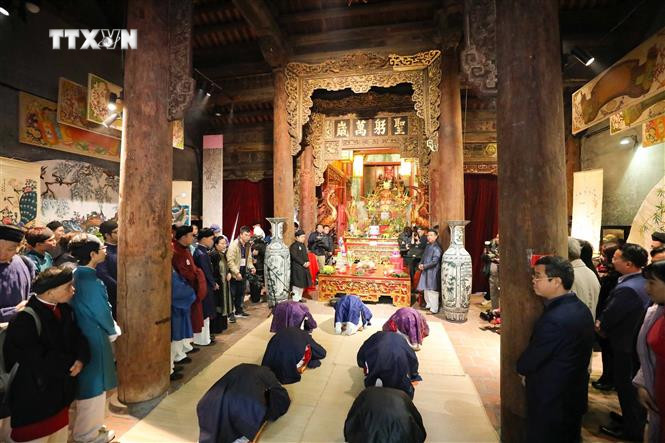 Đoàn rước dâng lễ vật, làm lễ trong đình Kim Ngân. Ảnh: Thanh Tùng - TTXVN vna_potal_ha_noi_tung_bung_khai_mac_“tet_viet_–_tet_pho”_2024_7202236 (1).jpg