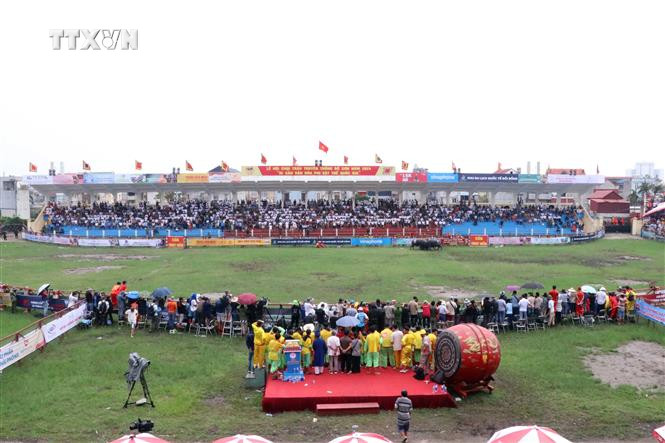 Toàn cảnh sân vận động Đồ Sơn trong ngày Lễ Hội chọi trâu. Ảnh: Hoàng Ngọc - TTXVN vna_potal_le_hoi_choi_trau_thuc_day_phat_trien_du_lich_do_son_7608646.jpg