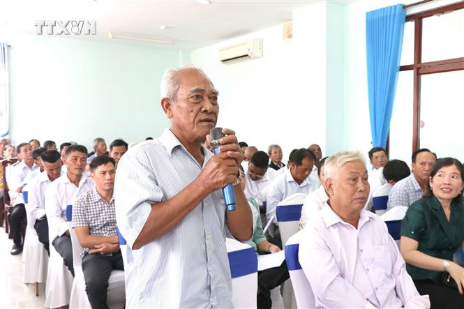 Ông Thạch Sao, người có uy tín ở ấp Nguyệt Lãng A, xã Bình Phú, huyện Càng Long phát biểu kiến nghị. Ảnh: Thanh Hòa- TTXVN vna_potal_giam_sat_chuong_trinh_muc_tieu_quoc_gia_phat_trien_kinh_te-_xa_hoi_vung_dong_bao_dan_toc_thieu_so_va_mien_nui__tai_tra_vinh_7608478.jpg
