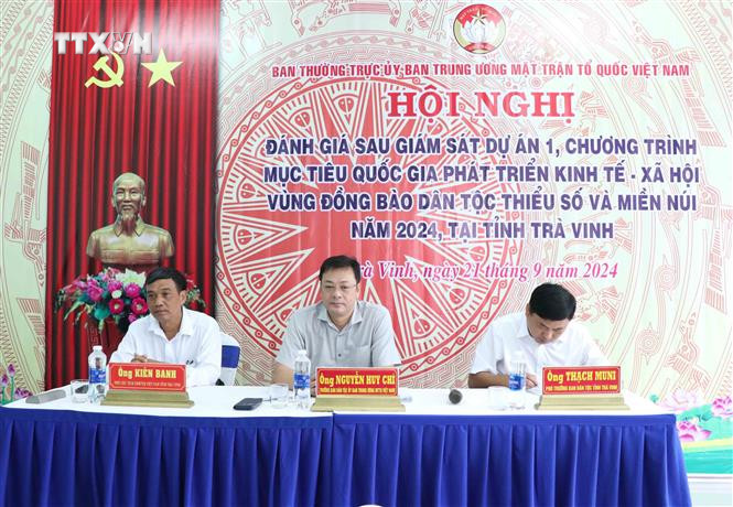 Đoàn chủ tịch chủ trì hội nghị. Ảnh: Thanh Hòa-TTXVN vna_potal_giam_sat_chuong_trinh_muc_tieu_quoc_gia_phat_trien_kinh_te-_xa_hoi_vung_dong_bao_dan_toc_thieu_so_va_mien_nui__tai_tra_vinh_7608477.jpg