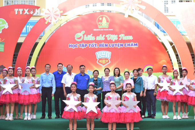 Ban tổ chức trao 30 suất học bổng tặng các thiếu nhi có hoàn cảnh khó khăn. Ảnh Tuấn Phi-TTXVN vna_potal_thieu_nhi_vung_dan_toc_thieu_so_soc_trang_tham_dui_ngay_hoi_“thieu_nhi_viet_nam_-_hoc_tap_tot_ren_luyen_cham”___7419995.jpg