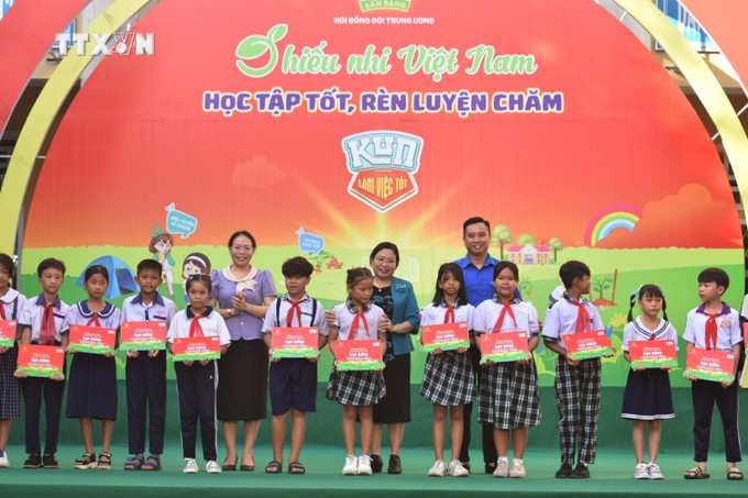 Ban tổ chức trao 30 suất học bổng tặng các thiếu nhi có hoàn cảnh khó khăn. Ảnh Tuấn Phi-TTXVN vna_potal_thieu_nhi_vung_dan_toc_thieu_so_soc_trang_den_voi_ngay_hoi_“thieu_nhi_viet_nam_-_hoc_tap_tot_ren_luyen_cham”__7419991.jpg
