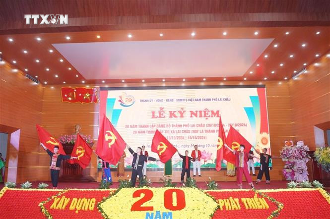 Chương trình văn nghệ tại lễ kỷ niệm. Ảnh: Việt Dũng - TTXVN vna_potal_le_ky_niem_20_nam_thanh_lap_dang_bo_thanh_pho_lai_chau_7672053.jpg