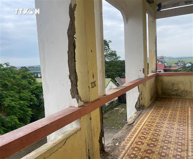 Hàng lang tầng 3 của dãy học chính bị hư hỏng nặng gây nguy hiểm cho giáo viên và học sinh. Ảnh: Thanh Thuỷ-TTXVN vna_potal_quang_tri_truong_hoc_xuong_cap_nghiem_trong_giao_vien_va_hoc_sinh_nom_nop_lo_so_7670335.jpg