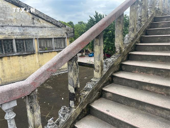 Hệ thống lan can của dãy phòng học chính bị gãy, hư hỏng nặng. Ảnh: Thanh Thuỷ-TTXVN vna_potal_quang_tri_truong_hoc_xuong_cap_nghiem_trong_giao_vien_va_hoc_sinh_nom_nop_lo_so_7670343.jpg