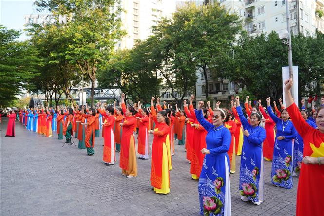 Phụ nữ Thủ đô đồng diễn áo dài trên nền các ca khúc “Người Hà Nội - Tiến về Hà Nội - Hà Nội những công trình”. Ảnh: Nguyễn Cúc-TTXVN vna_potal_70_nam_giai_phong_thu_do_hon_70000_phu_nu_thu_do_dong_dien_dan_vu_voi_ao_dai_7661032.jpg