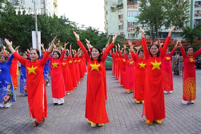 Phụ nữ Thủ đô đồng diễn áo dài trên nền các ca khúc “Người Hà Nội - Tiến về Hà Nội - Hà Nội những công trình”. Ảnh: Nguyễn Cúc-TTXVN vna_potal_70_nam_giai_phong_thu_do_hon_70000_phu_nu_thu_do_dong_dien_dan_vu_voi_ao_dai_7661041.jpg