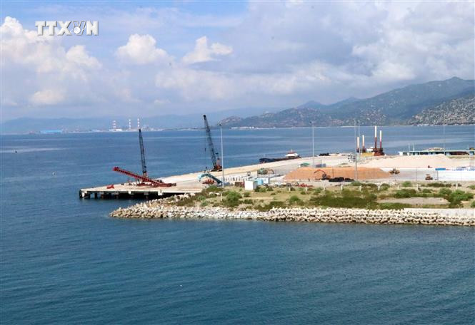 Cảng biển tổng hợp Cà Ná (huyện Thuận Nam) đưa vào hoạt động sẽ tiếp nhận nhiều tàu trọng tải lớn cập cảng, trung chuyển hàng hóa về các tỉnh thành khu vực Nam Trung bộ và Tây nguyên. Ảnh: Công Thử - TTXVN vna_potal_ninh_thuan_phat_trien_vung_kinh_te_trong_diem_phia_nam_tro_thanh_vung_kinh_te_dong_luc_7655495.jpg
