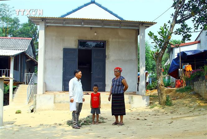 Người dân xã miền núi Kim Thủy (huyện Lệ Thủy, Quảng Bình) được hỗ trợ xây dựng nhà mới từ Chương trình muc tiêu quốc gia 1719. Ảnh: Tá Chuyên - TTXVN vna_potal_khoi_sac_noi_vung_dong_bao_dan_toc_thieu_so_va_mien_nui_quang_binh_7460585.jpg