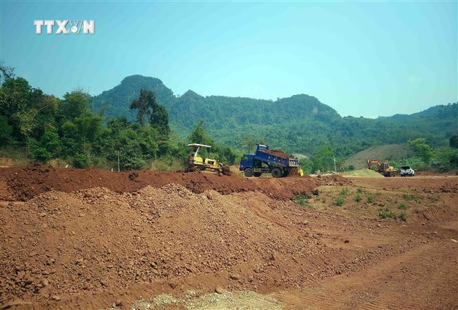 Thi công hạ tầng Khu tái định cư bản Ban (xã Thượng Trạch, huyện Bố Trạch, tỉnh Quảng Bình) từ nguồn vốn Chương trình mục tiêu quốc gia 1719. Ảnh: Tá Chuyên – TTXVN vna_potal_khoi_sac_noi_vung_dong_bao_dan_toc_thieu_so_va_mien_nui_quang_binh_7460598.jpg
