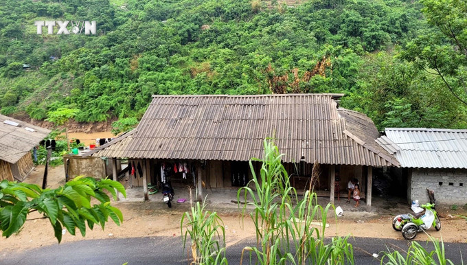 Người dân tộc Mông sống tại bản Xa Lung, xã Mường Lý, huyện biên giới Mường Lát, tỉnh Thanh Hóa luôn sống trong khó khăn, nghèo đói quanh năm do không có điện lưới quốc gia. Ảnh : Nguyễn Nam - TTXVN/Phát vna_potal_thanh_hoa_ban_ngheo_nguoi_mong_rat_can_dien_luoi_quoc_gia_7659201.jpg