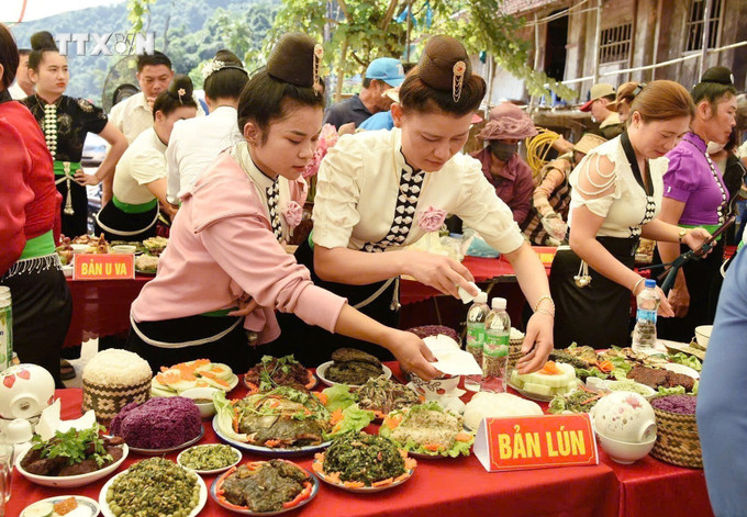 Phần thi mâm cơm ẩm thực tại Lễ hội. Ảnh: Trung Kiên - TTXVN vna_potal_van_hoa_soi_duong_dien_bien_phuc_dung_le_hoi_mung_com_moi_dan_toc_thai_ban_u_va_7659799.jpg