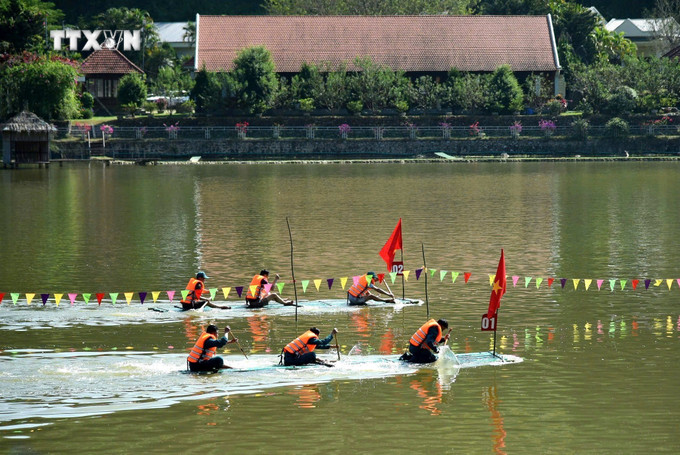 Các đội tranh tài ở phần thi đua mảng. Ảnh: Trung Kiên - TTXVN vna_potal_van_hoa_soi_duong_dien_bien_phuc_dung_le_hoi_mung_com_moi_dan_toc_thai_ban_u_va_7659802.jpg