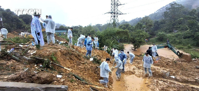 Cán bộ, chiến sỹ Công an tỉnh Hà Giang và các lực lượng chức năng nỗ lực tìm kiếm nạn nhân mất tích trong vụ sạt lở nghiêm trọng. Ảnh: TTXVN phát vna_potal_vu_sat_lo_nghiem_trong_tai_ha_giang_huy_dong_toi_da_luc_luong_tim_kiem_nan_nhan_mat_tich_7624464.jpg